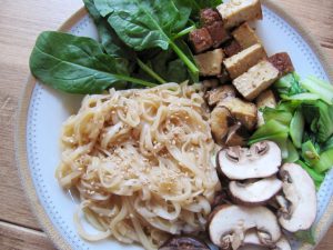 vegan noodles met gerookte tofu