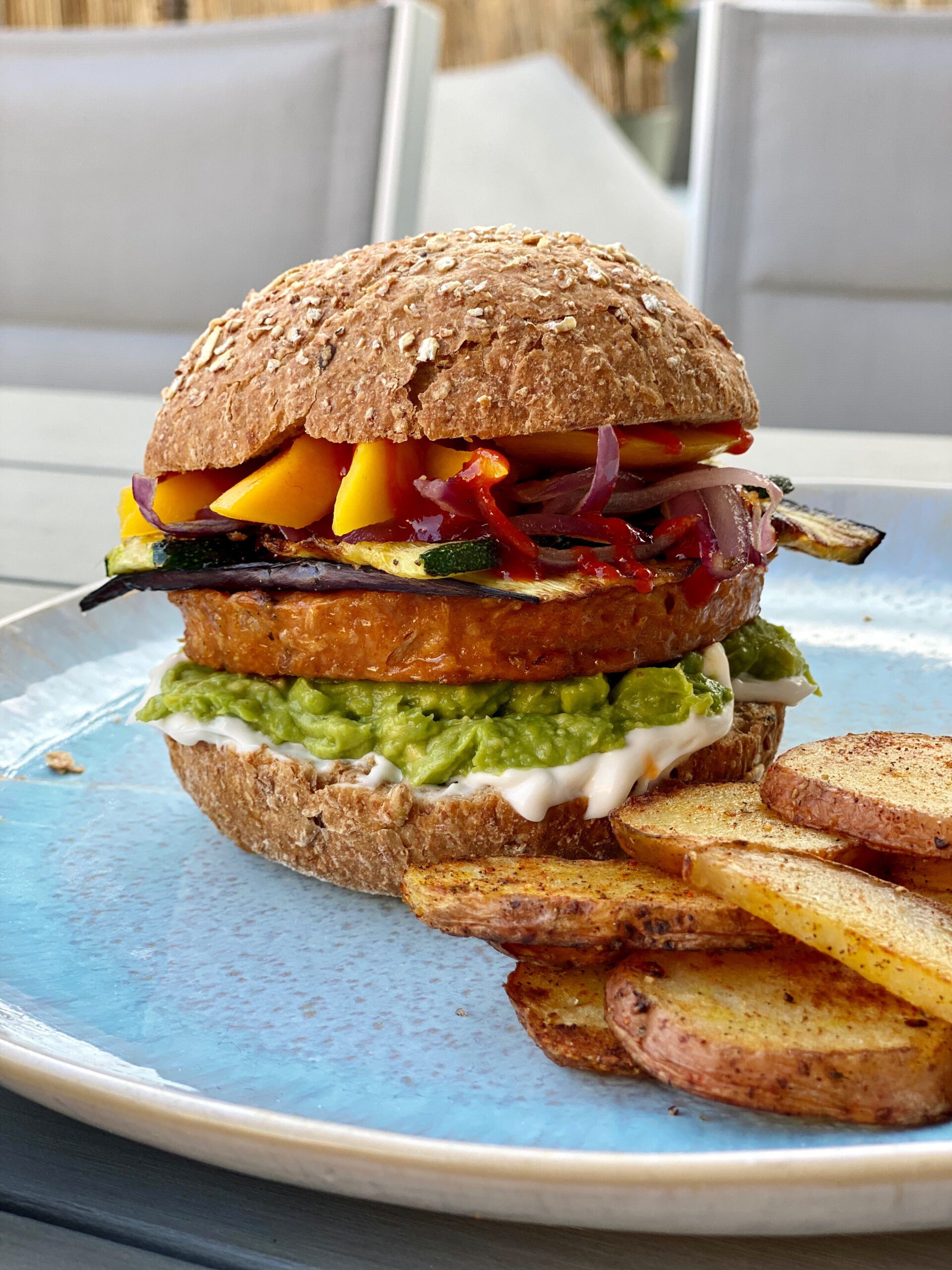 Durf bom porselein Vegan burger met guacamole, gegrilde groenten & mango - The Vegan Effect