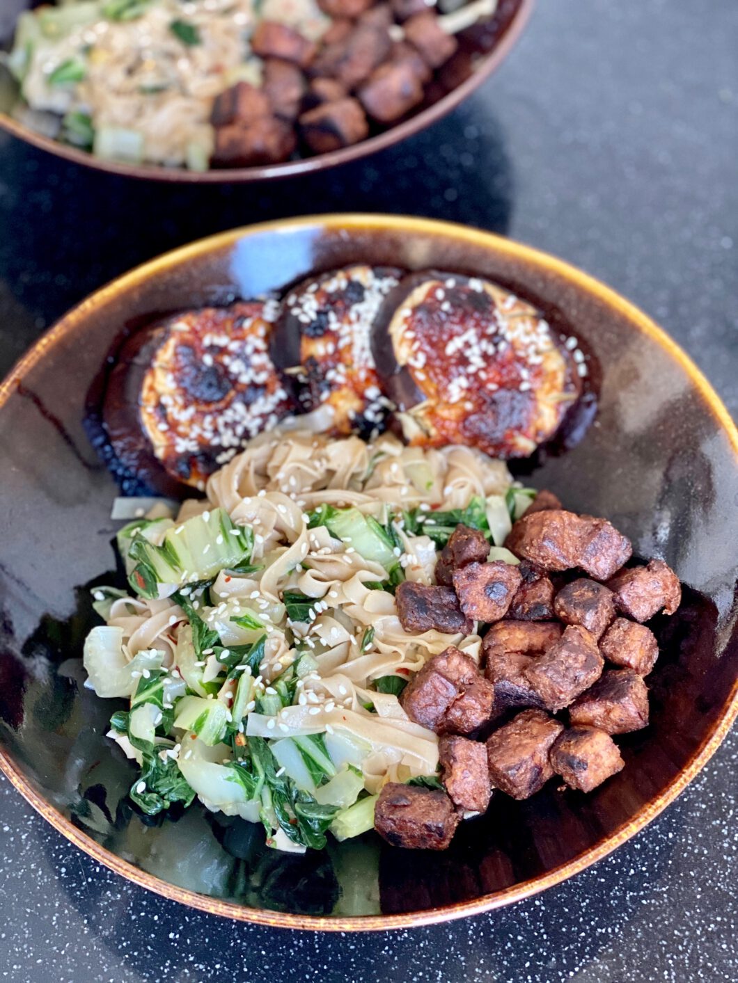 Miso aubergine  met noedels en tempeh  The Vegan Effect