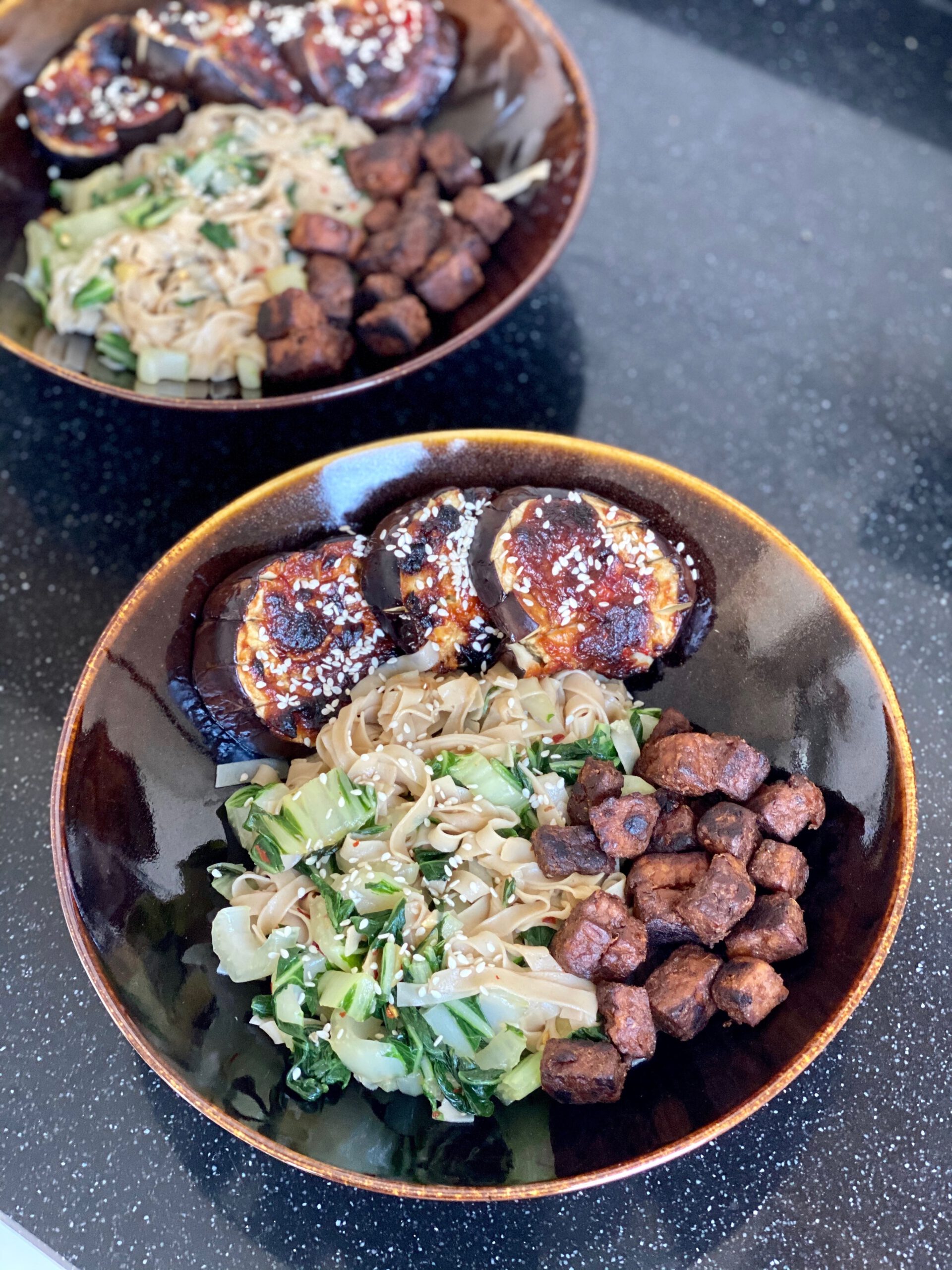 Miso aubergine  met noedels en tempeh  The Vegan Effect