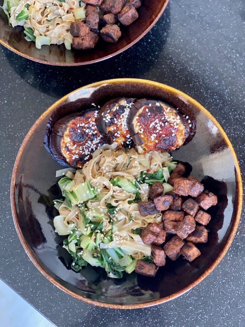 Miso aubergine  met noedels en tempeh  The Vegan Effect