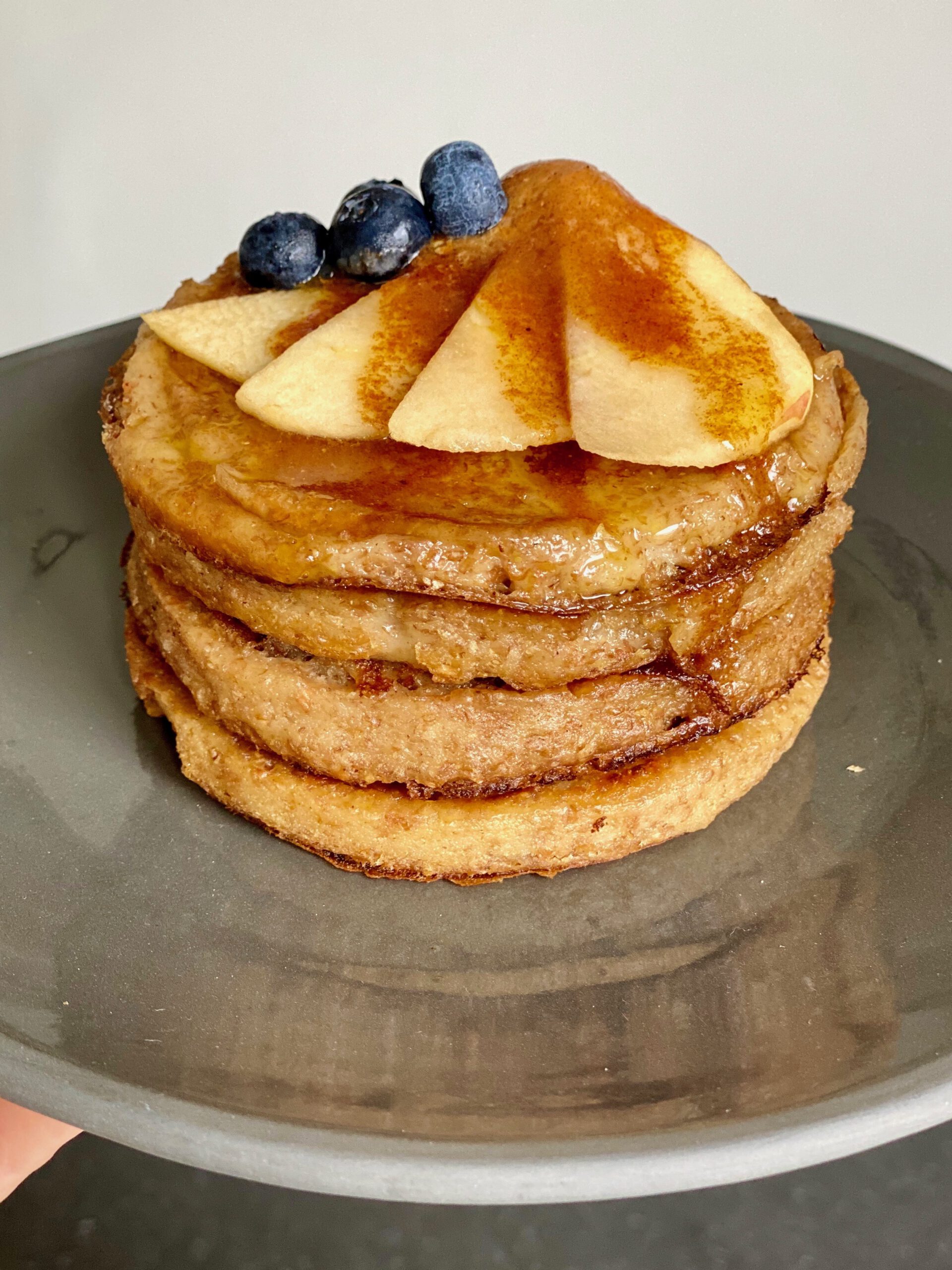 Fluffy vegan pannenkoeken met appel & kaneel botersaus The Vegan Effect