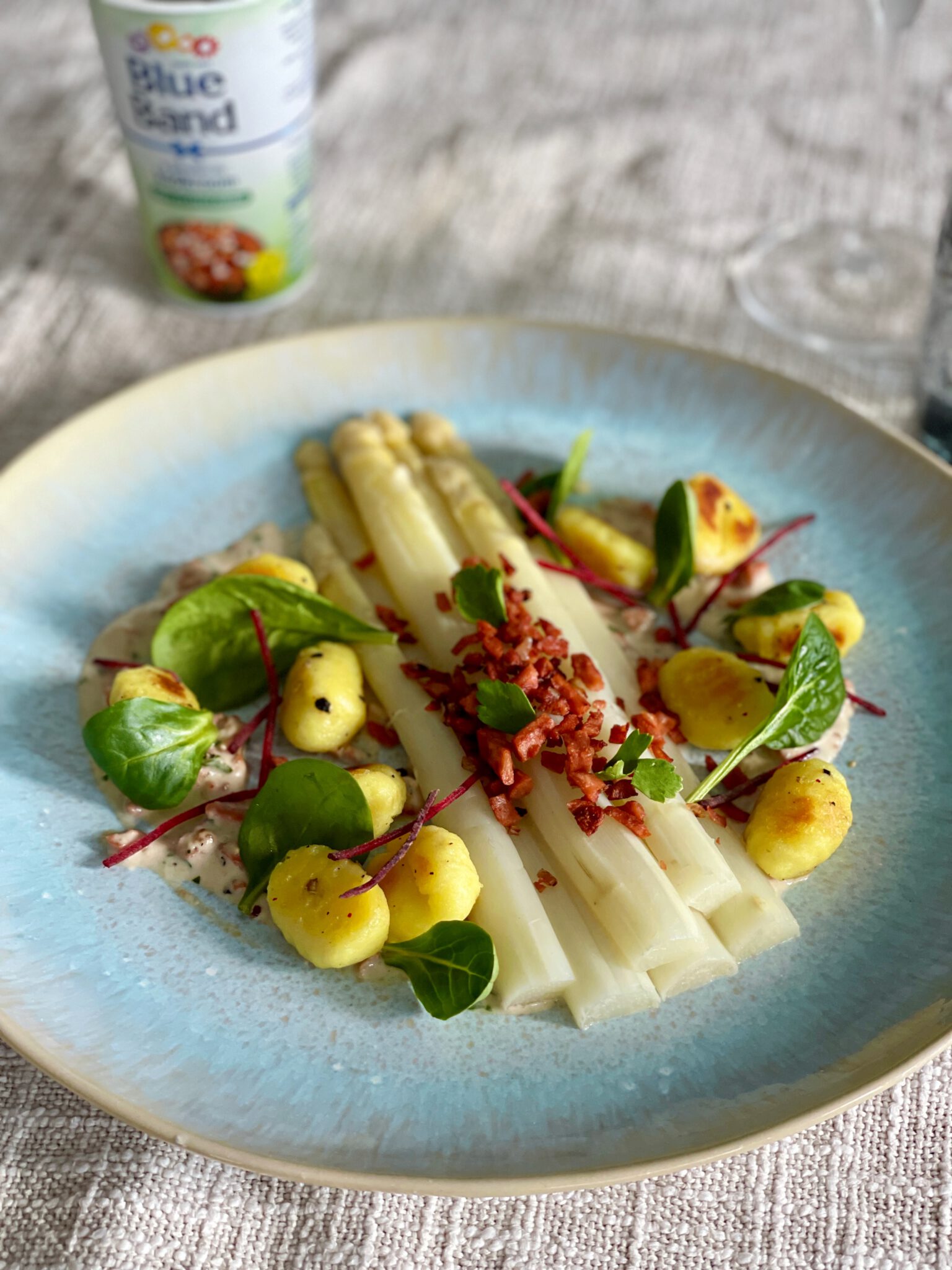 Krokante gnocchi met witte asperges en vegan carbonara saus The Vegan